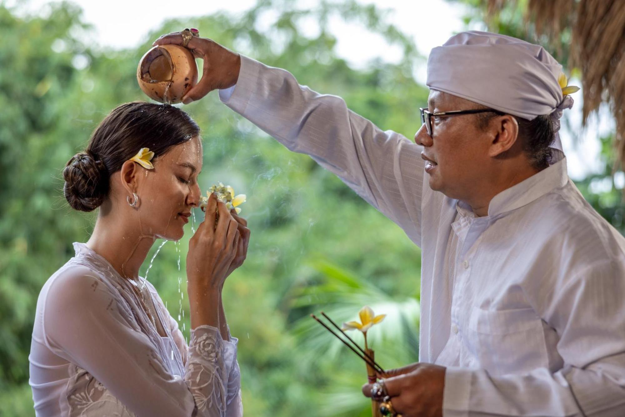 Pramana Watu Kurung Hotel Ubud  Ngoại thất bức ảnh A Balinese Hindu wedding ceremony